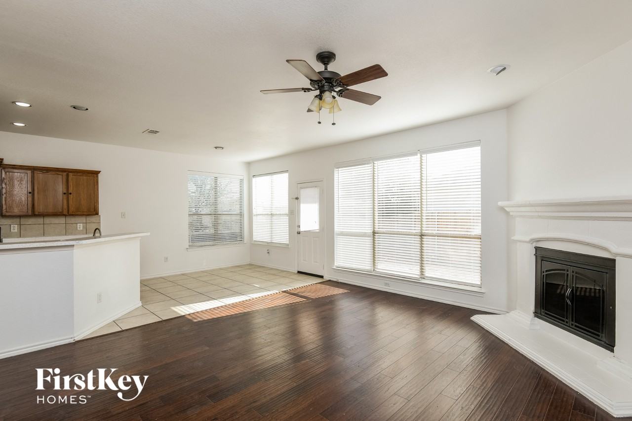 1101 Sunderland Ln - Photo 2 of 15