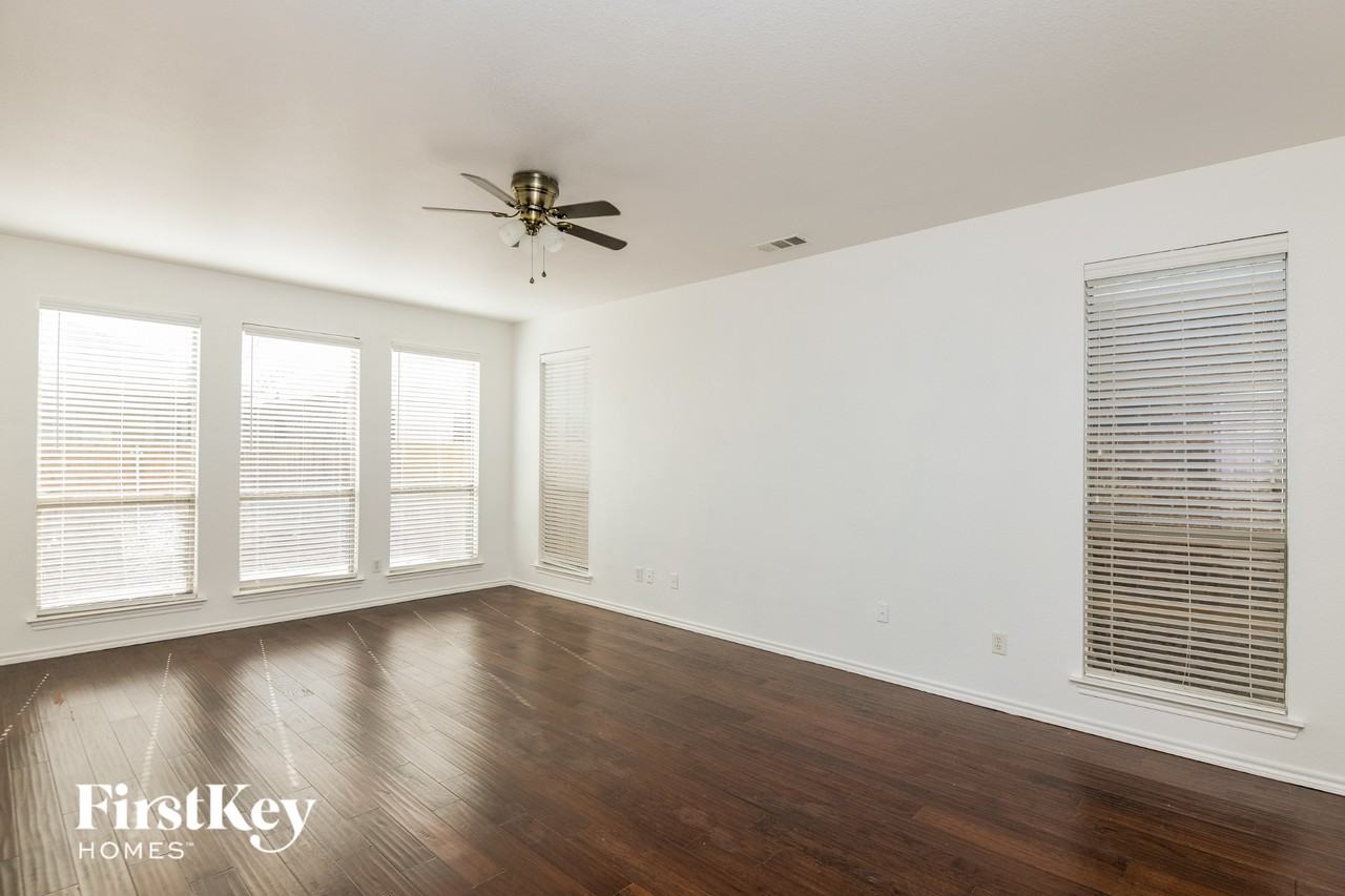 1101 Sunderland Ln - Photo 3 of 15