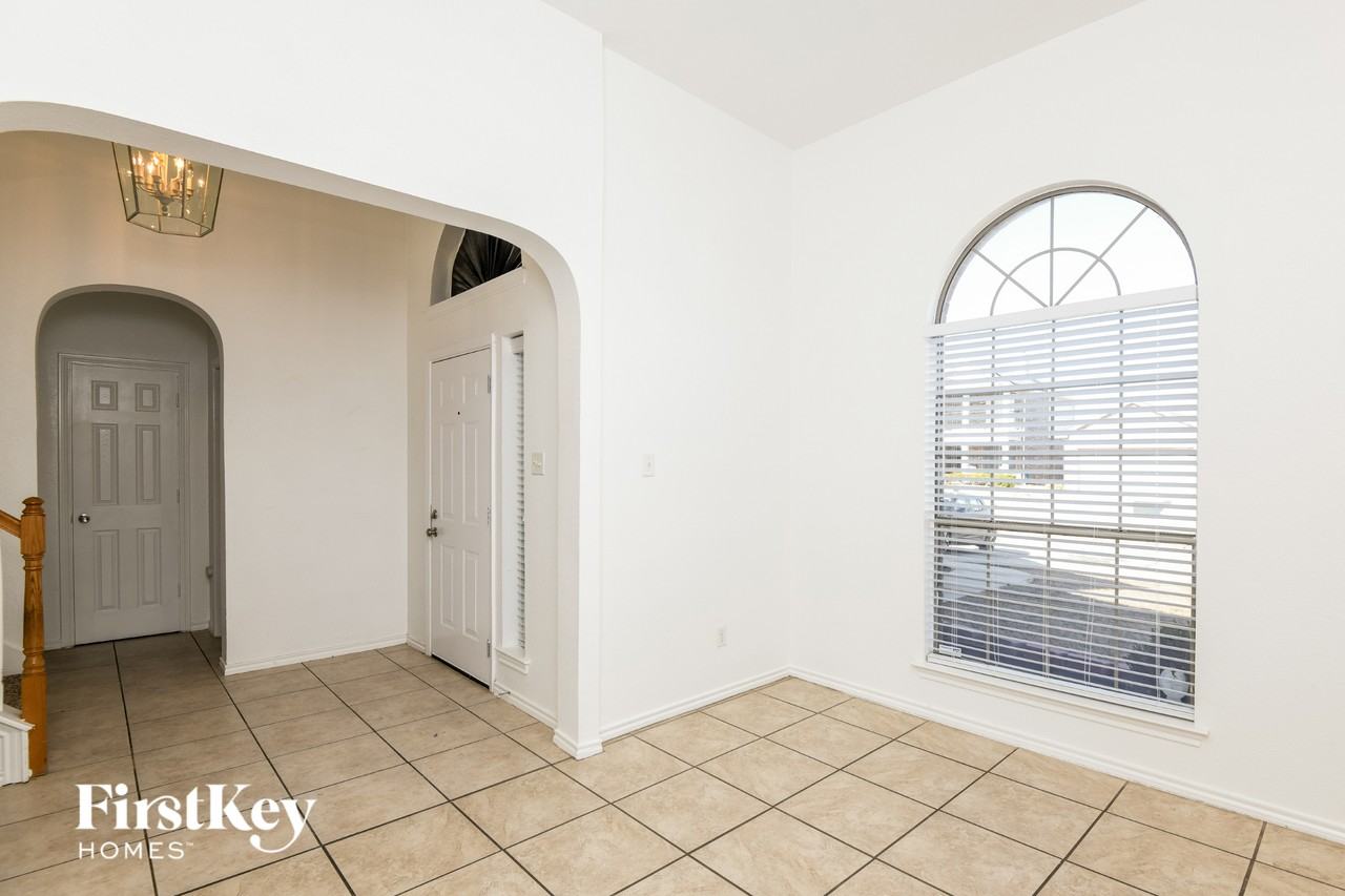 1101 Sunderland Ln - Photo 4 of 15