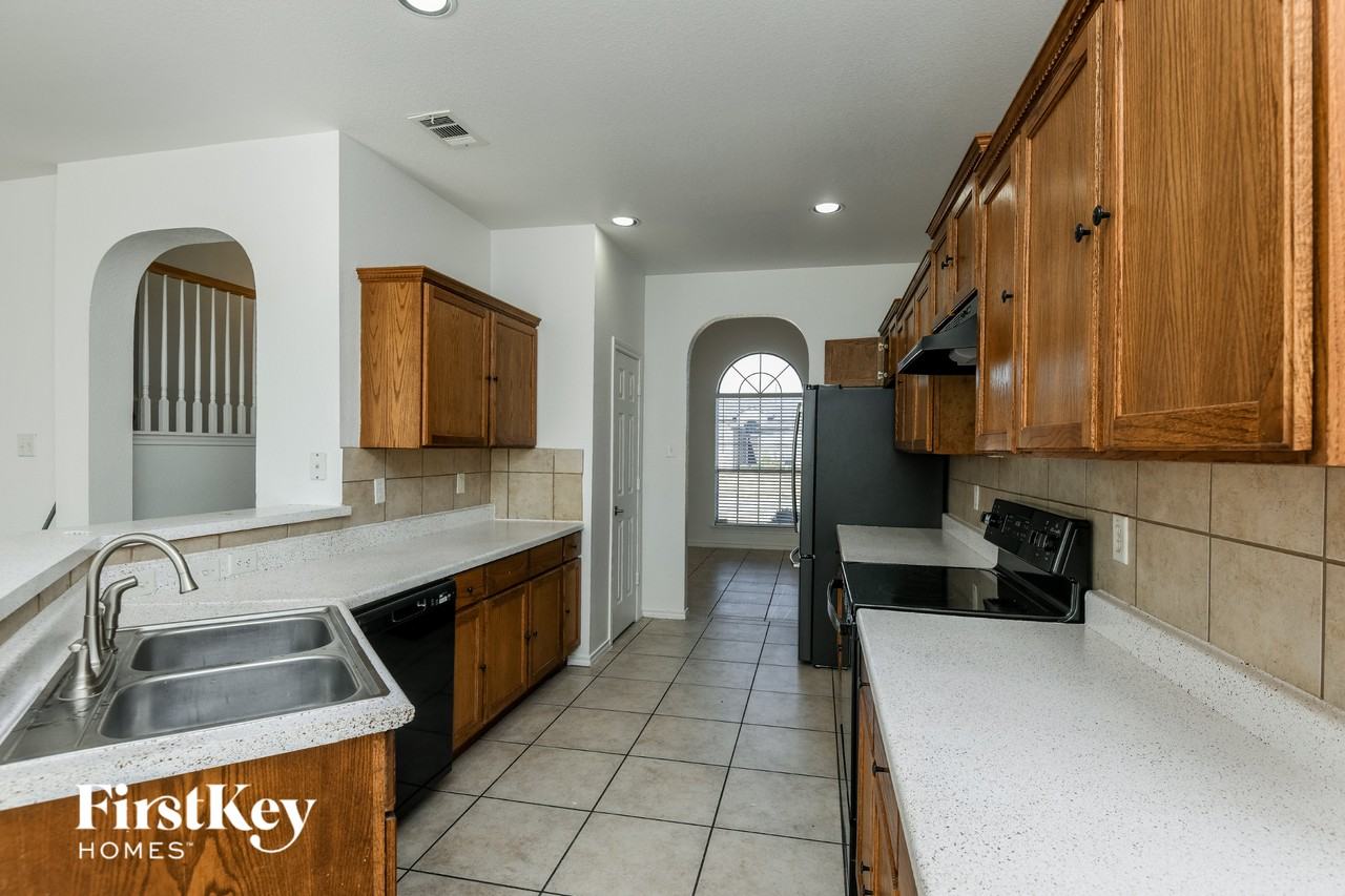 1101 Sunderland Ln - Photo 5 of 15