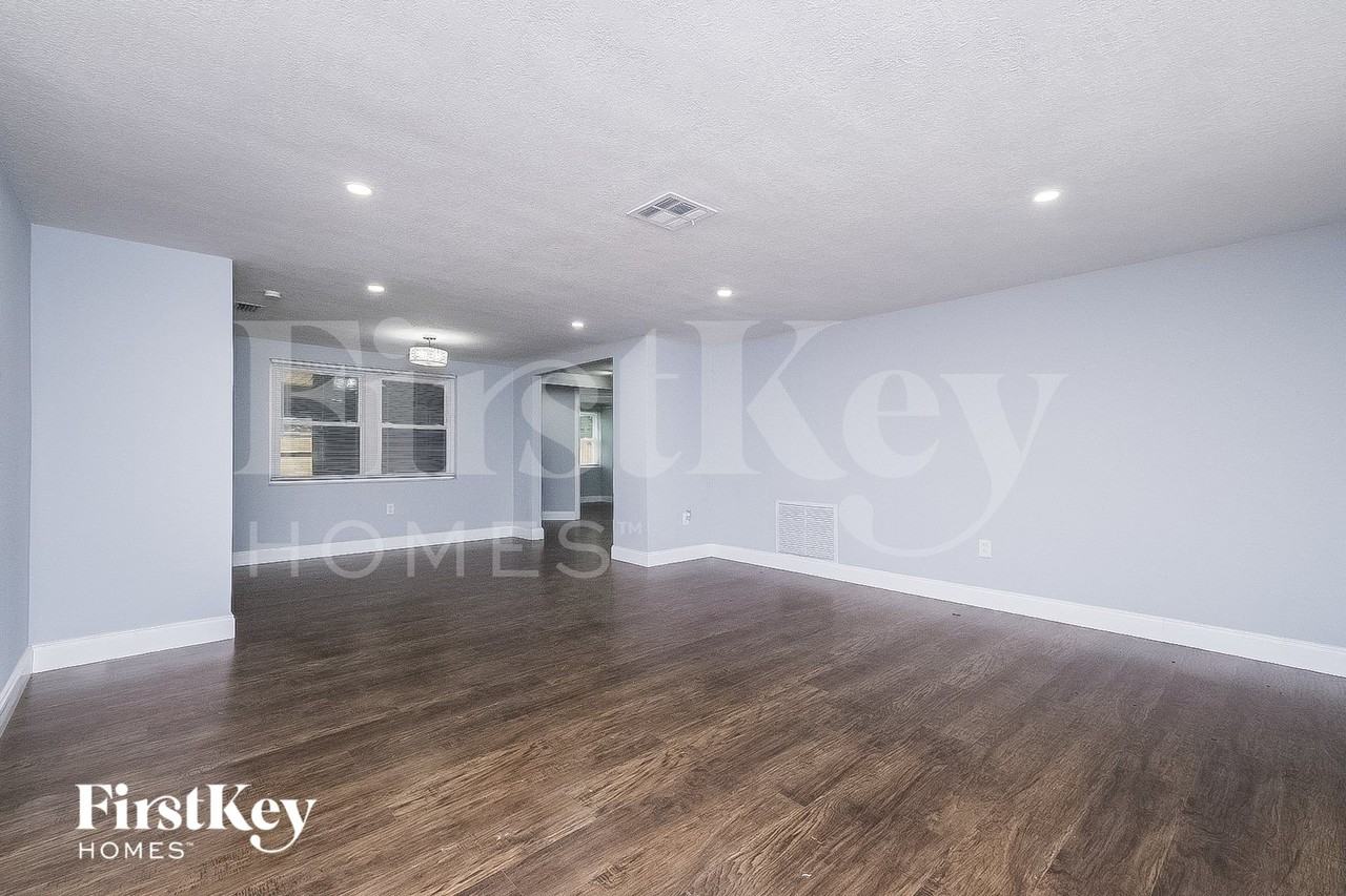 4832 Fleetwood St - Photo 2 of 15