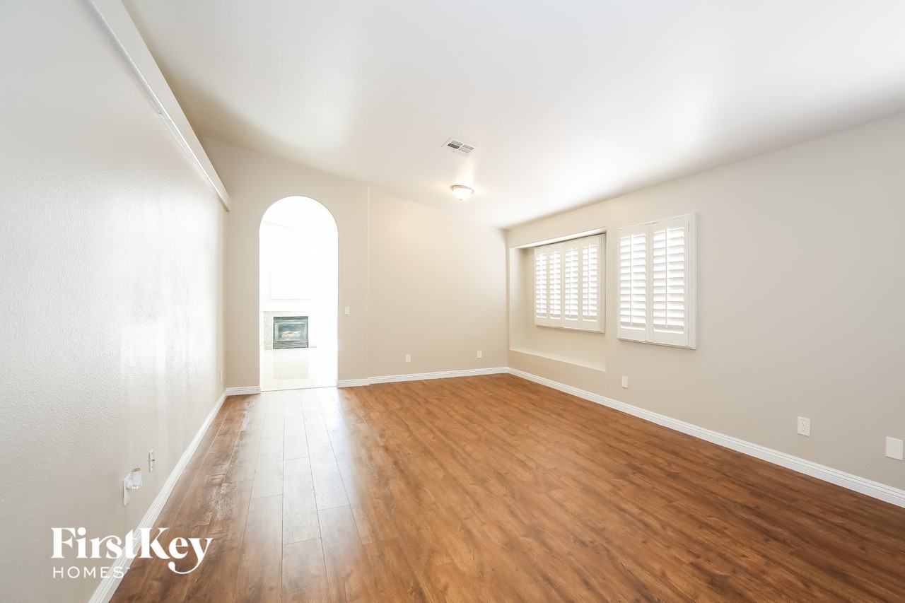 1903 Oak Bluffs Ave - Photo 3 of 15