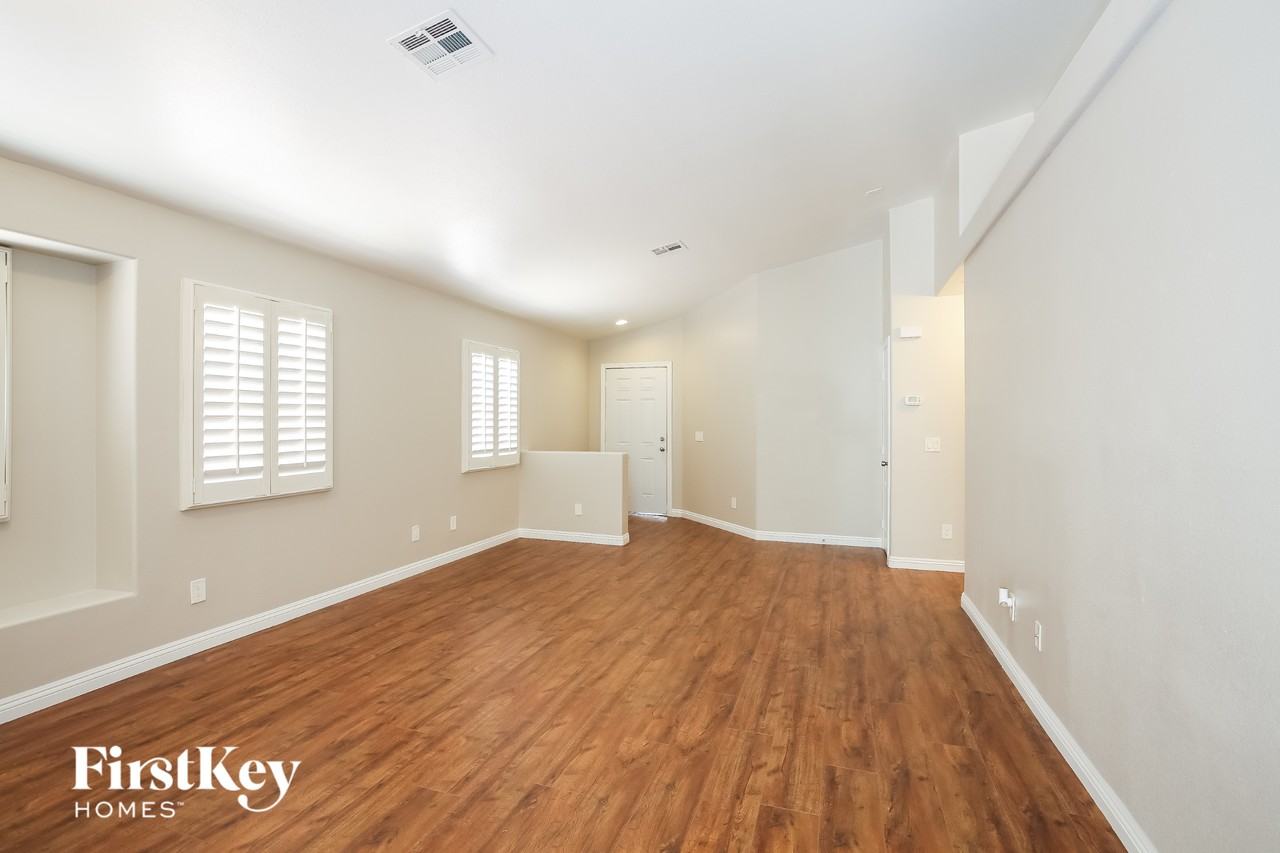 1903 Oak Bluffs Ave - Photo 4 of 15