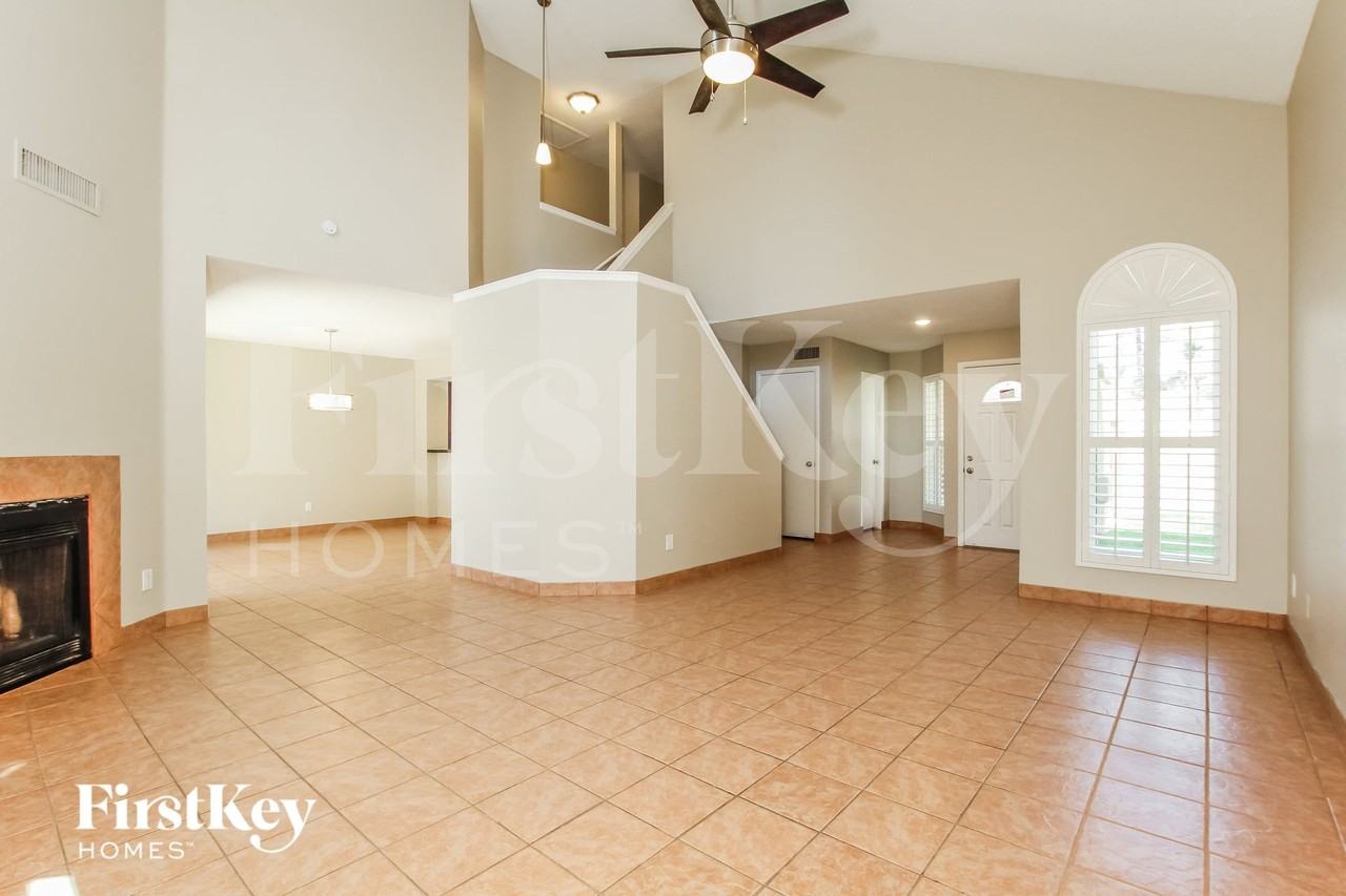521 E Wescott Dr - Photo 4 of 15