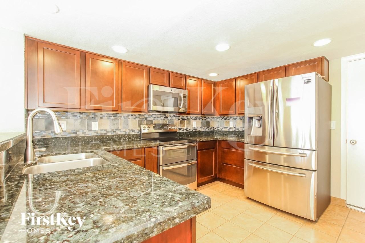521 E Wescott Dr - Photo 5 of 15