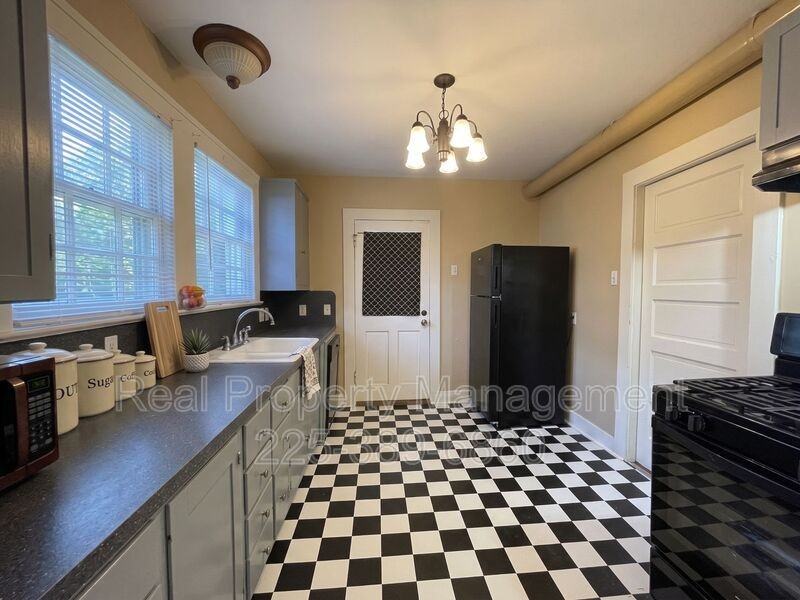 755 Arlington Ave - Photo 3 of 20