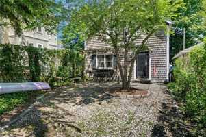 featured image of 2 Lasalle Pl