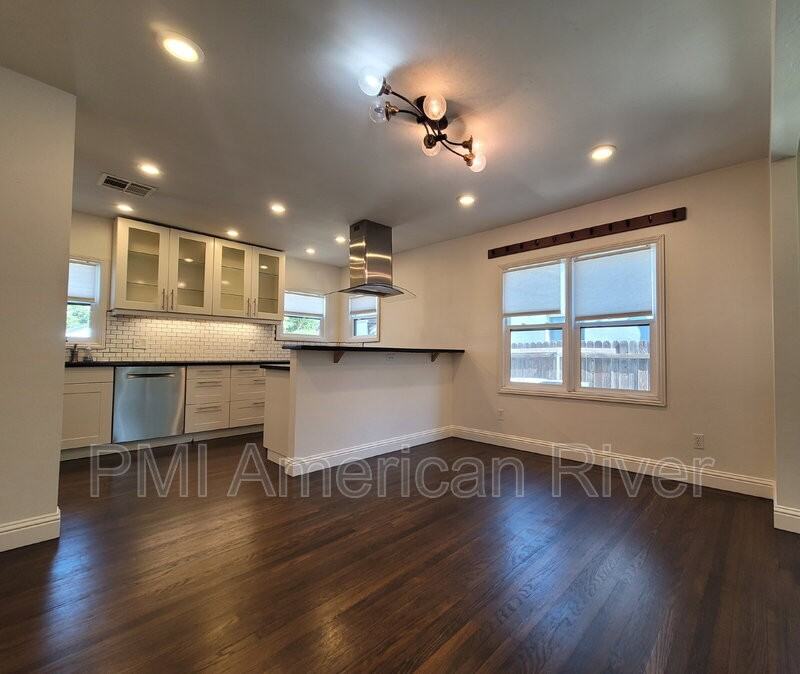 2100 36th St - Photo 3 of 12
