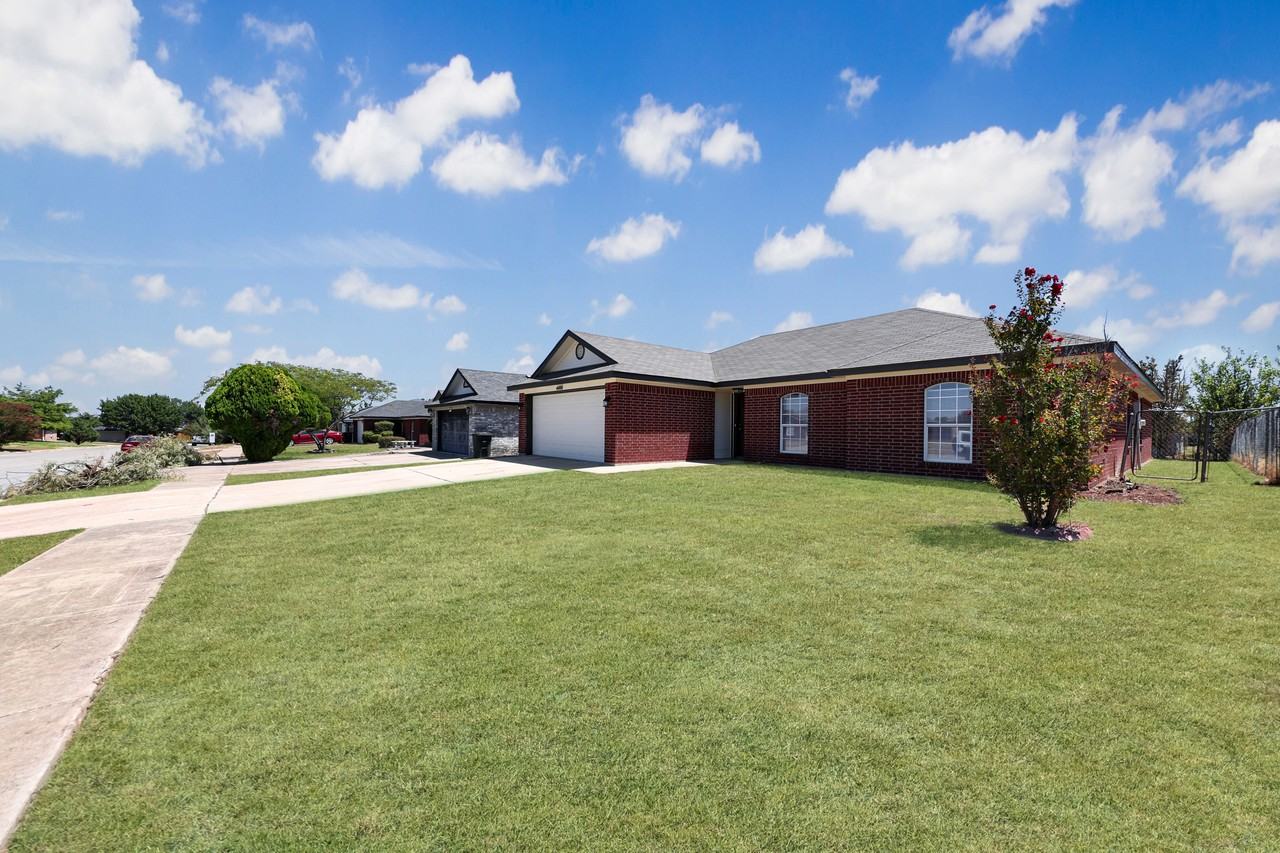 4400 Wade Dr - Photo 3 of 23