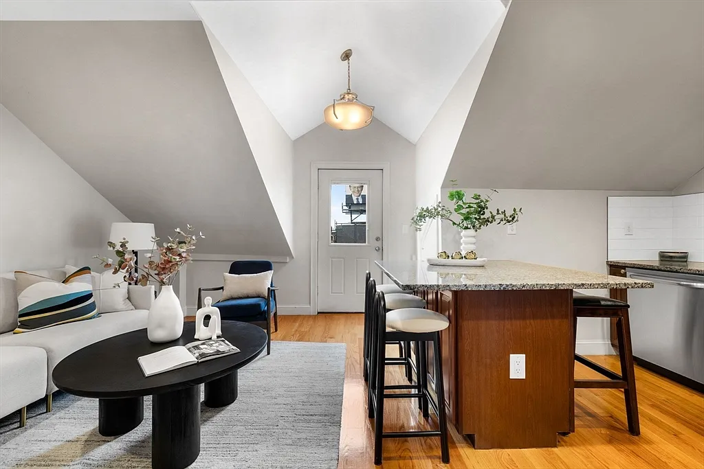 110 Chelsea St #3 - Photo 4 of 19
