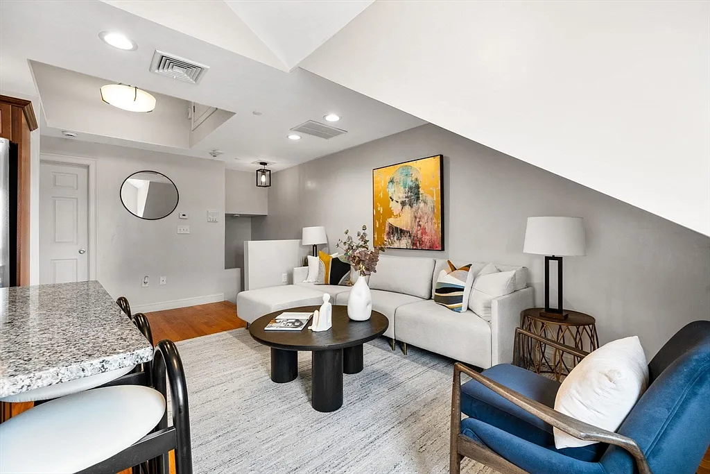 110 Chelsea St #3 - Photo 5 of 19