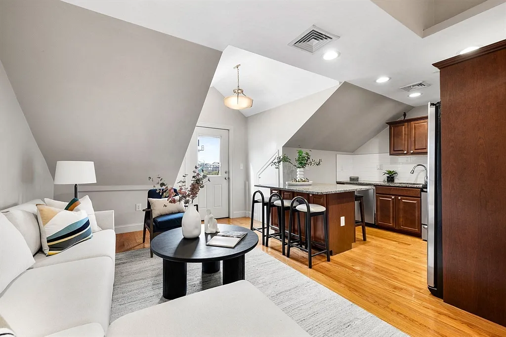 110 Chelsea St #3 - Photo 6 of 19