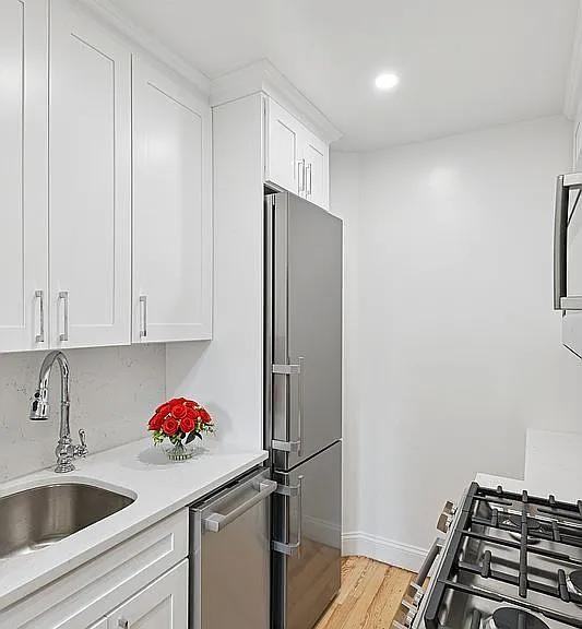 30 Bogardus Pl - Photo 3 of 10