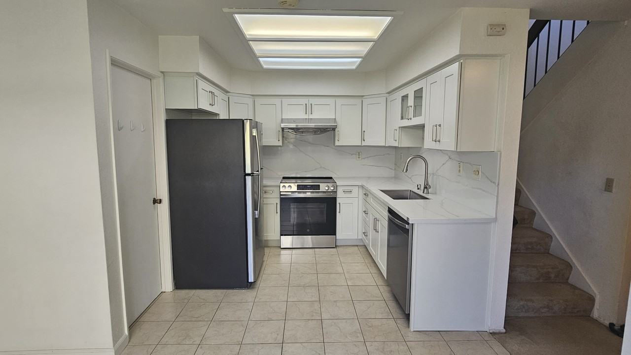 949 Courtland Ct #NA - Photo 2 of 9