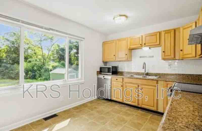 804 Raymond Rd - Photo 3 of 15
