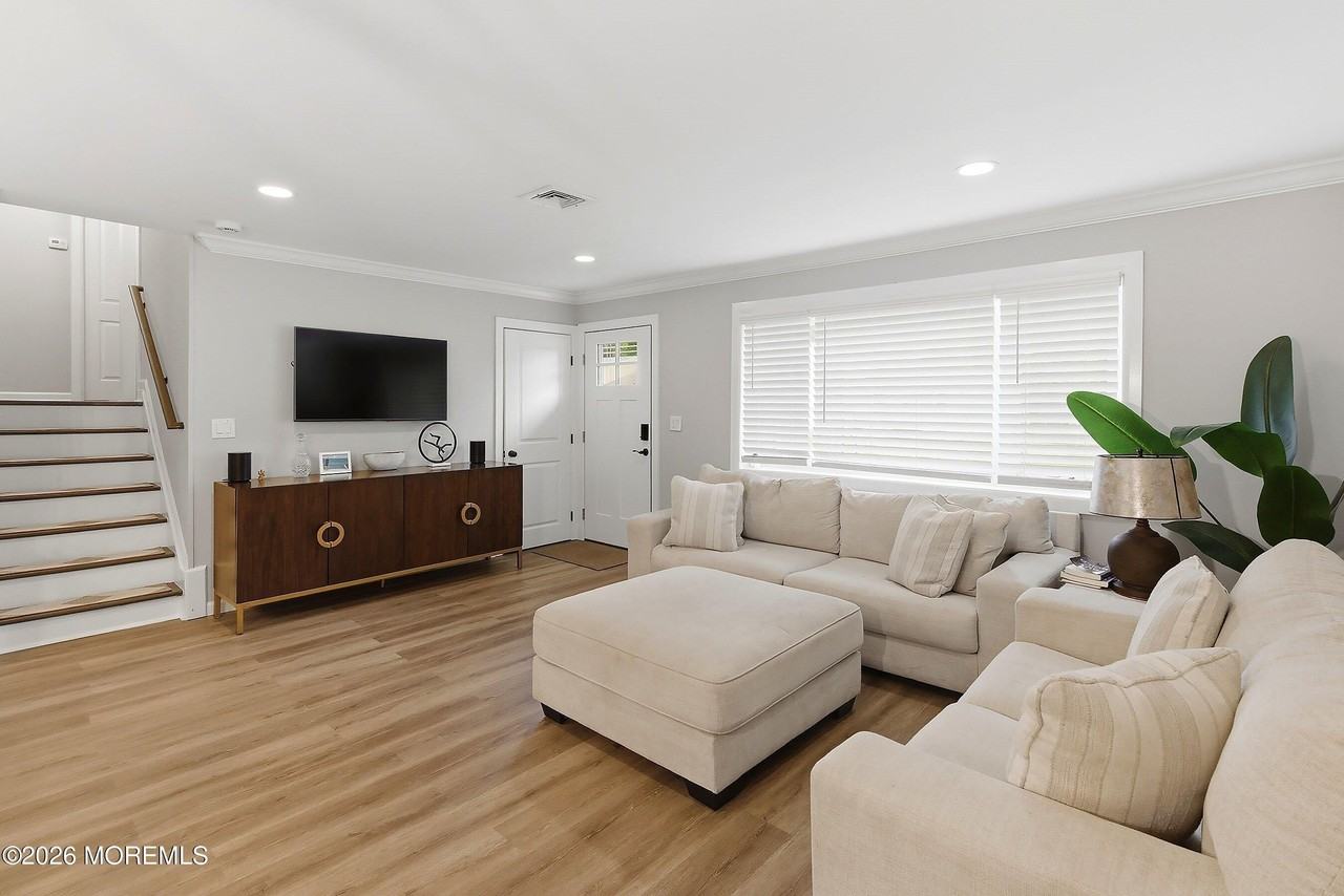 1114 Interlaken Ave - Photo 4 of 20