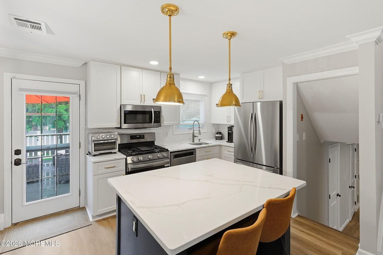 1114 Interlaken Ave - Photo 5 of 20