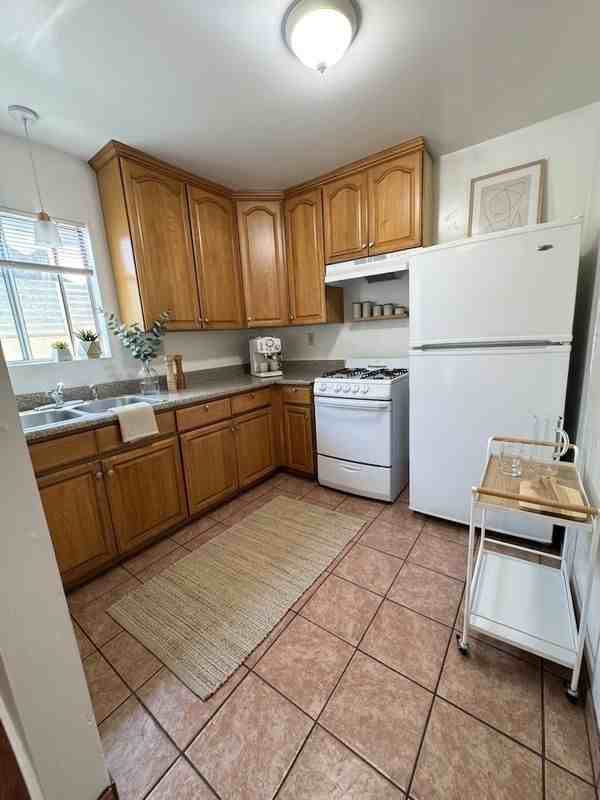 1466 Silver Lake Blvd - Photo 5 of 16