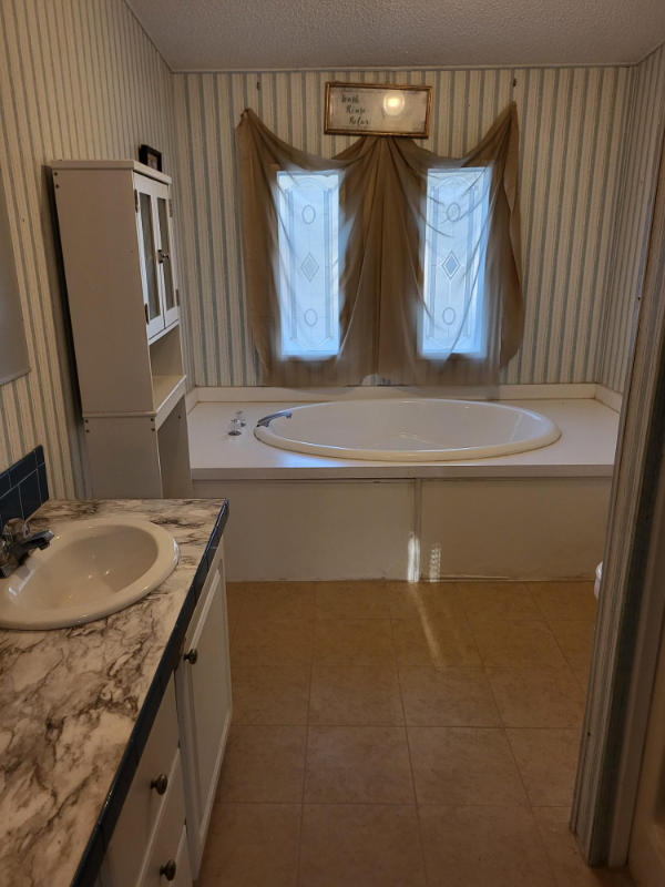 829 Louise St - Photo 6 of 12