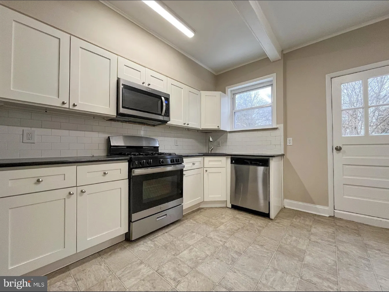 5929 Woodcrest Ave - Photo 4 of 11