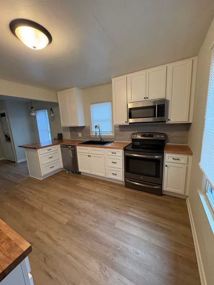 1204 Madison St - Photo 3 of 11