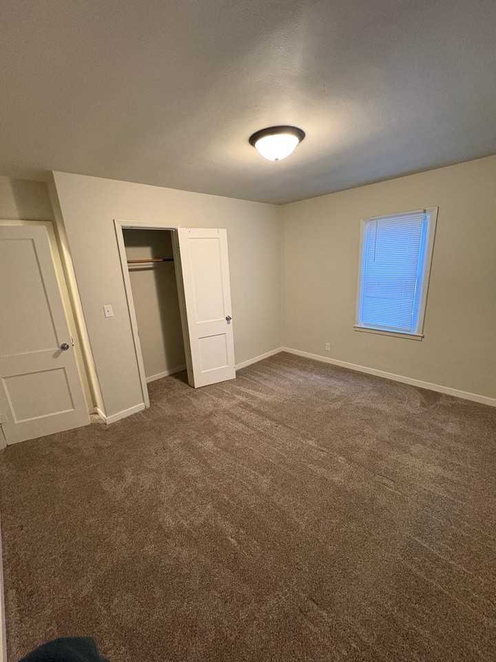 1204 Madison St - Photo 5 of 11