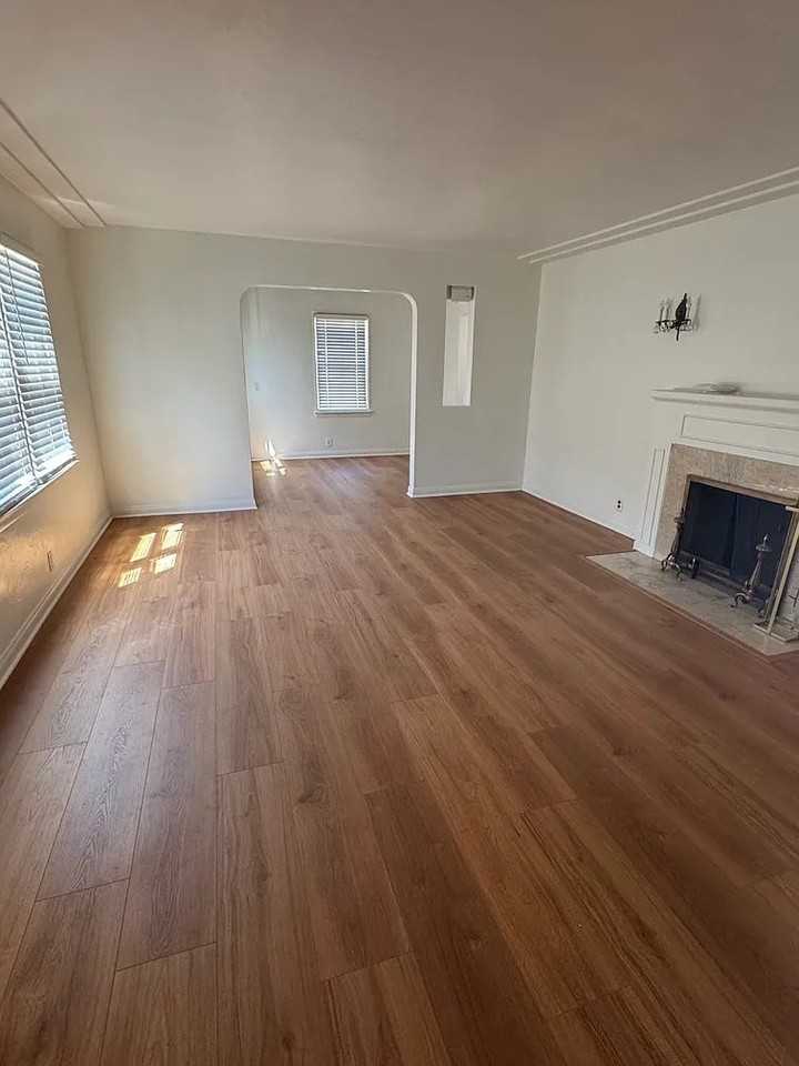1640 N Frederic St - Photo 2 of 16