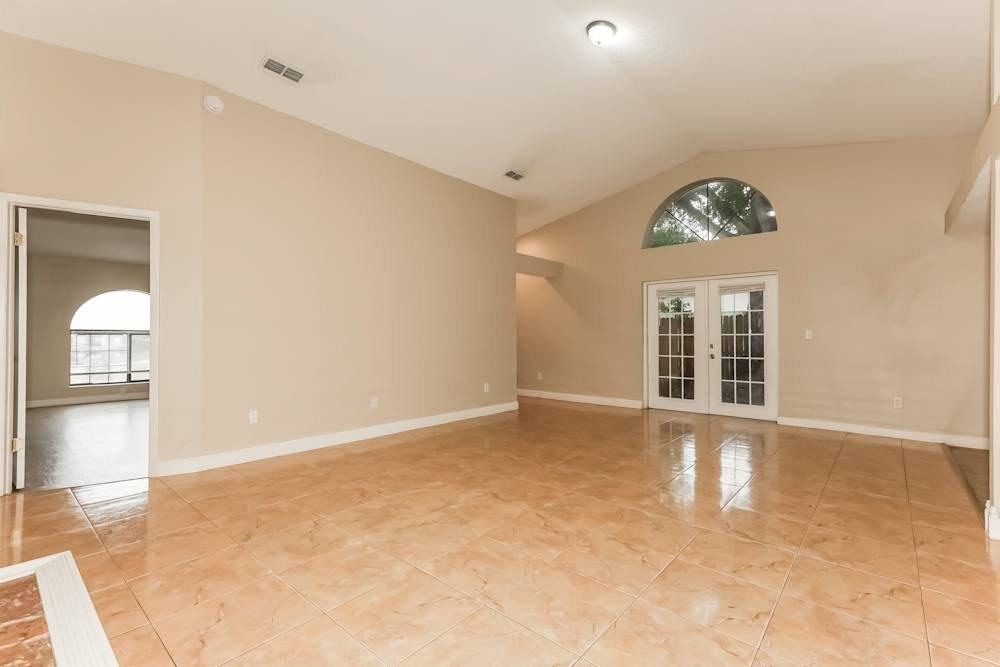 1002 Pinehaven Ct - Photo 3 of 10