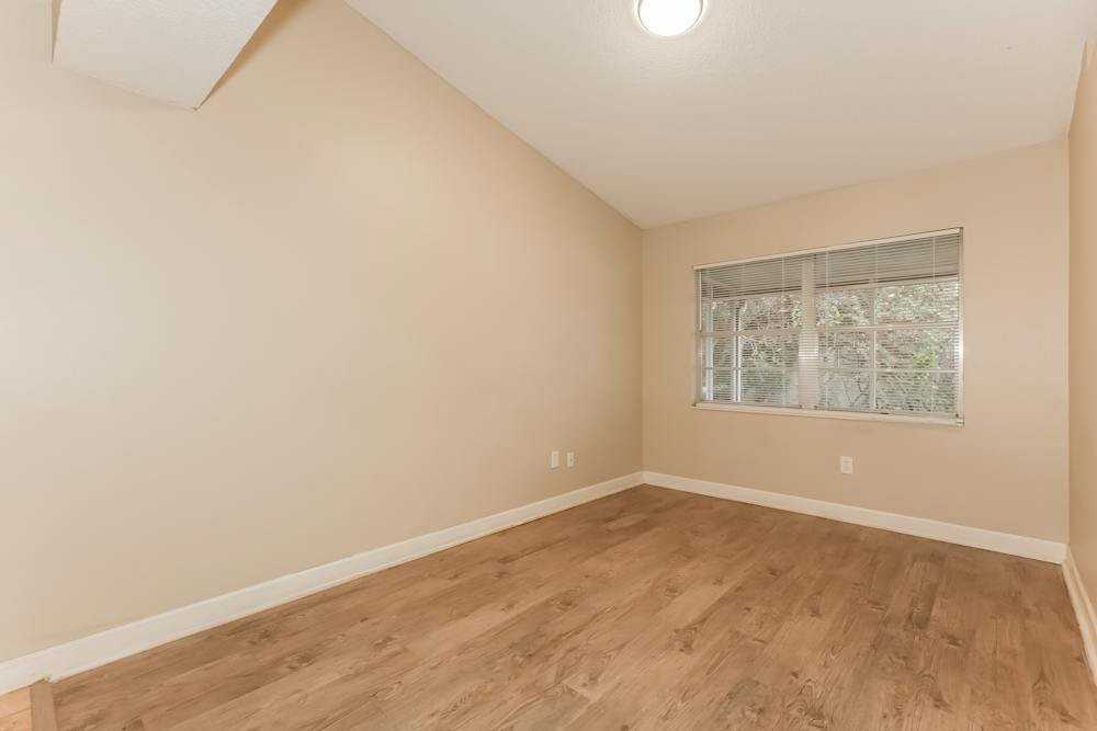 1002 Pinehaven Ct - Photo 7 of 10