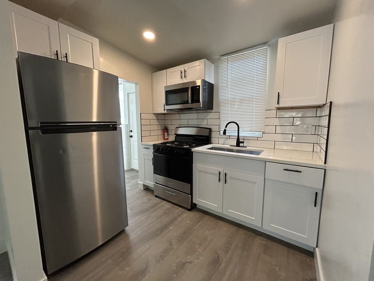 614 E St #4 - Photo 3 of 6