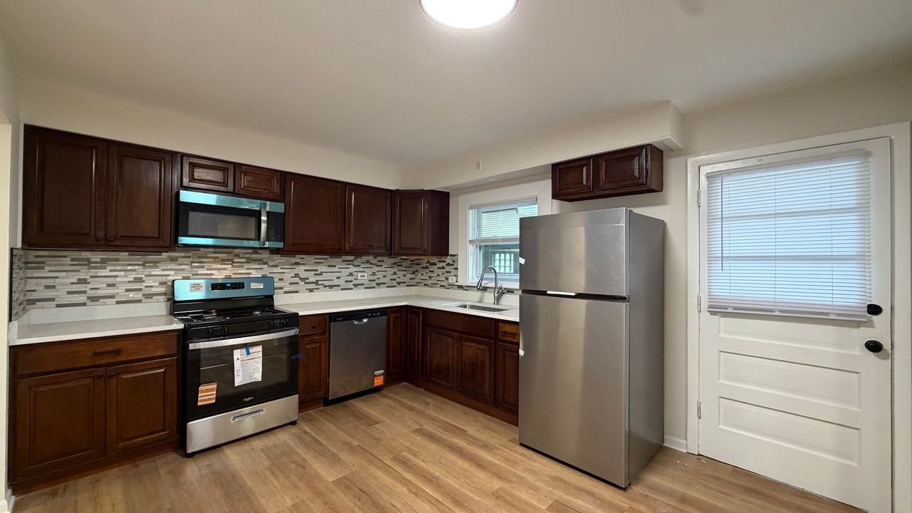 219 N Park Dr - Photo 3 of 13