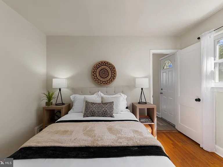 10205 Douglas Ave - Photo 3 of 19