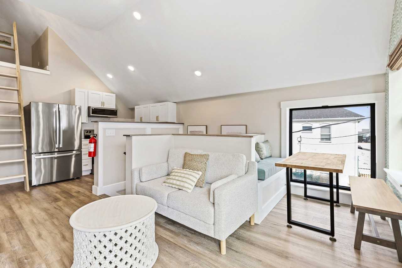 2 M St #UP - Photo 7 of 16
