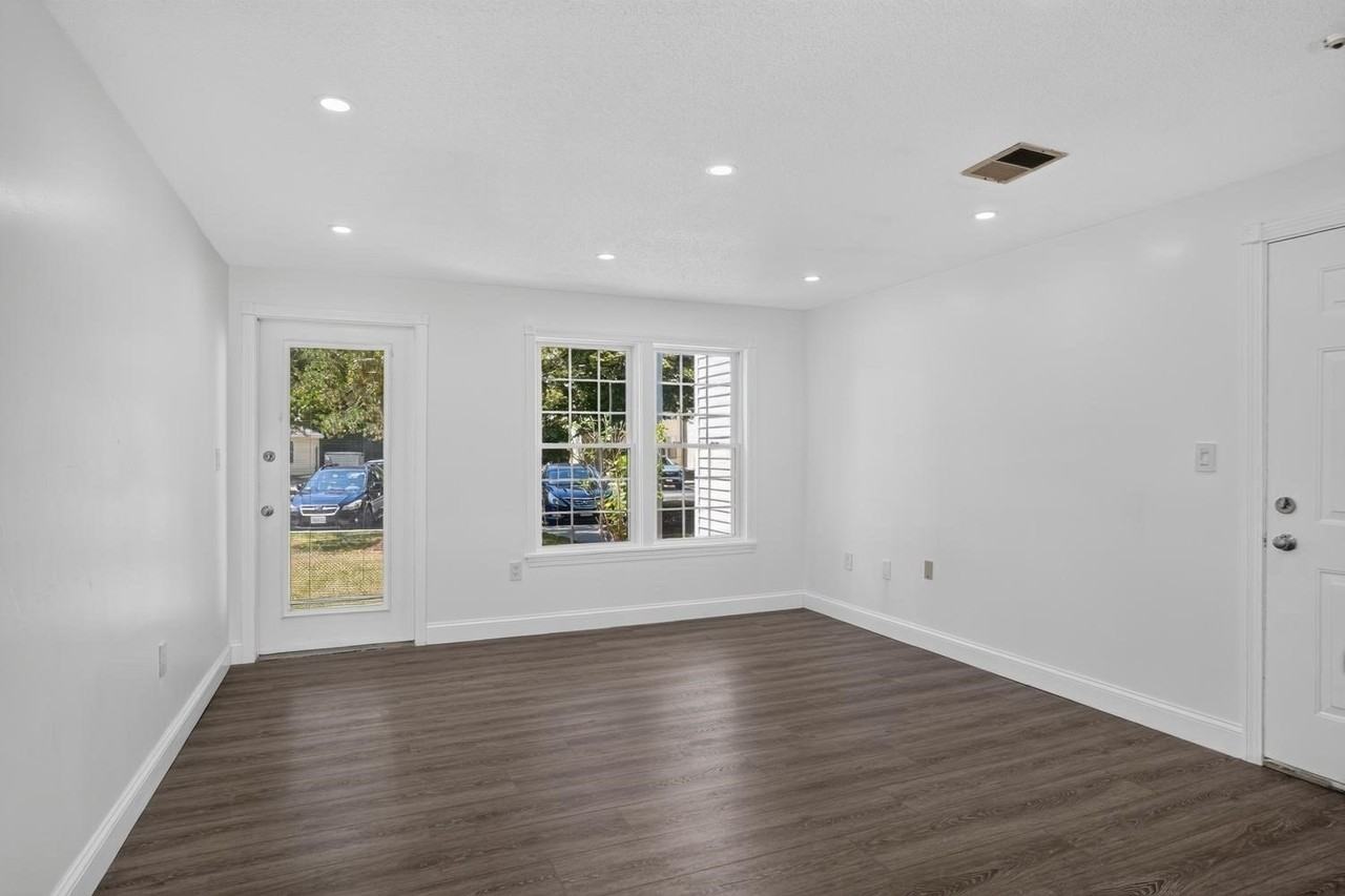 20 Walden Dr #15 - Photo 5 of 14