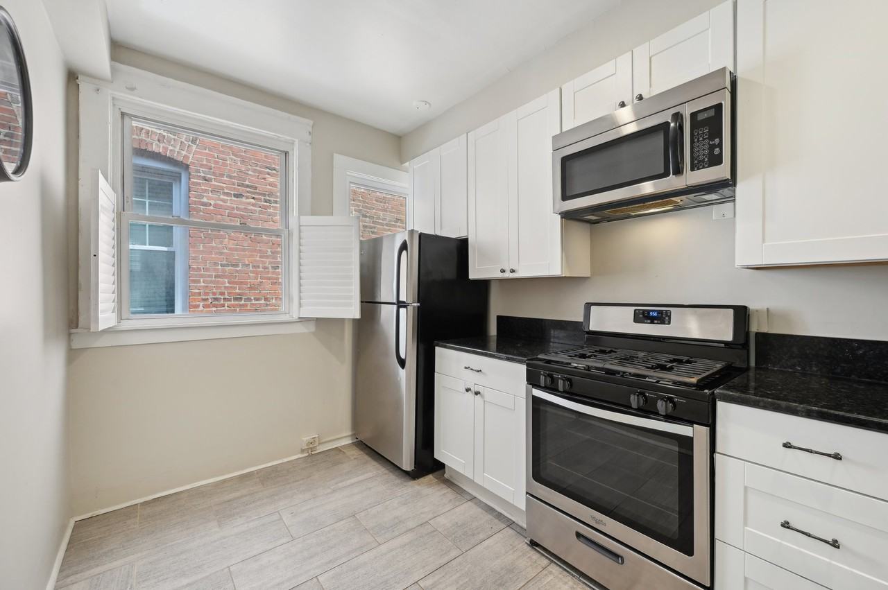 2431 Linden Ave #2 - Photo 4 of 26