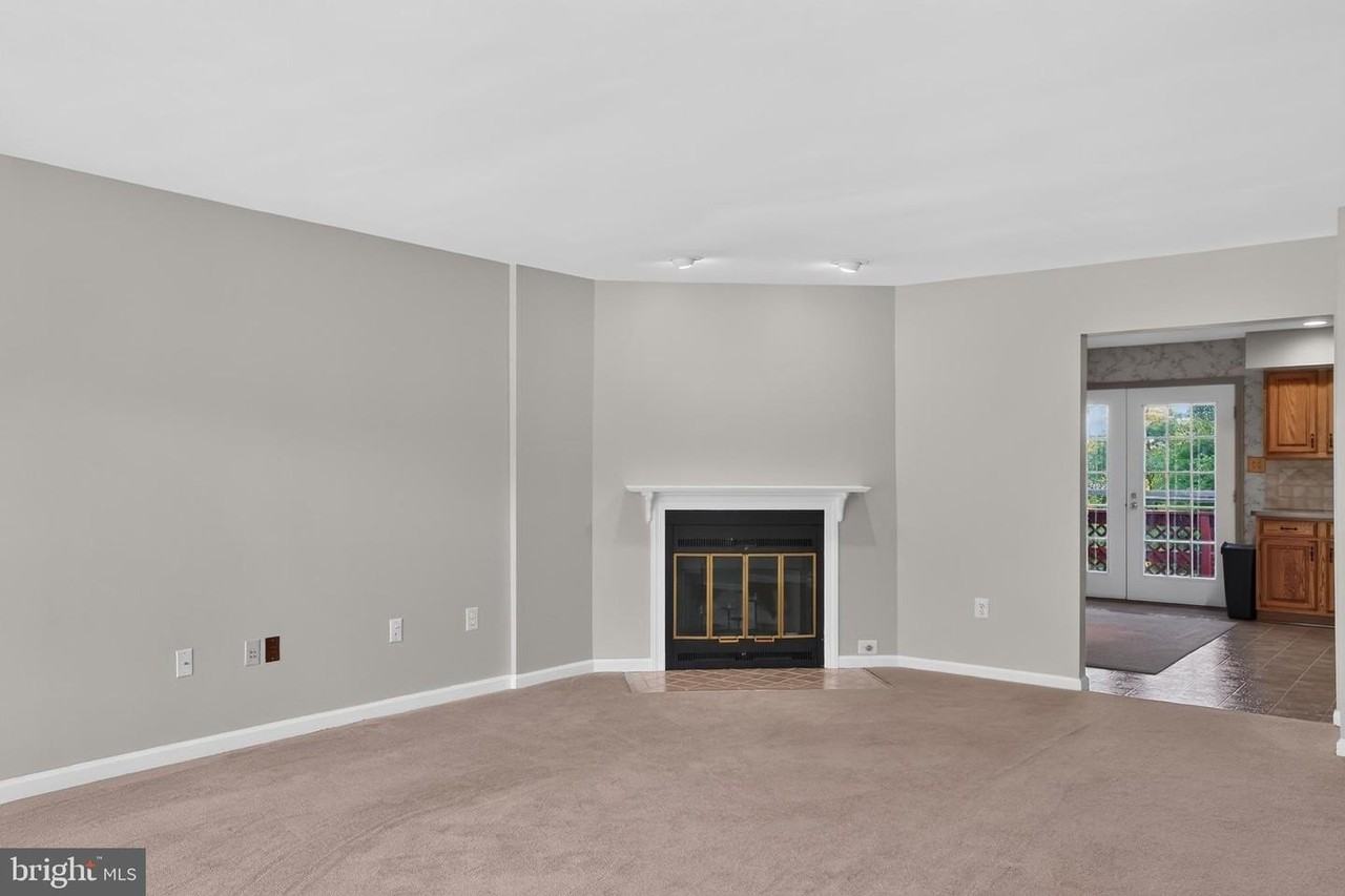 562 Susan Dr - Photo 3 of 40