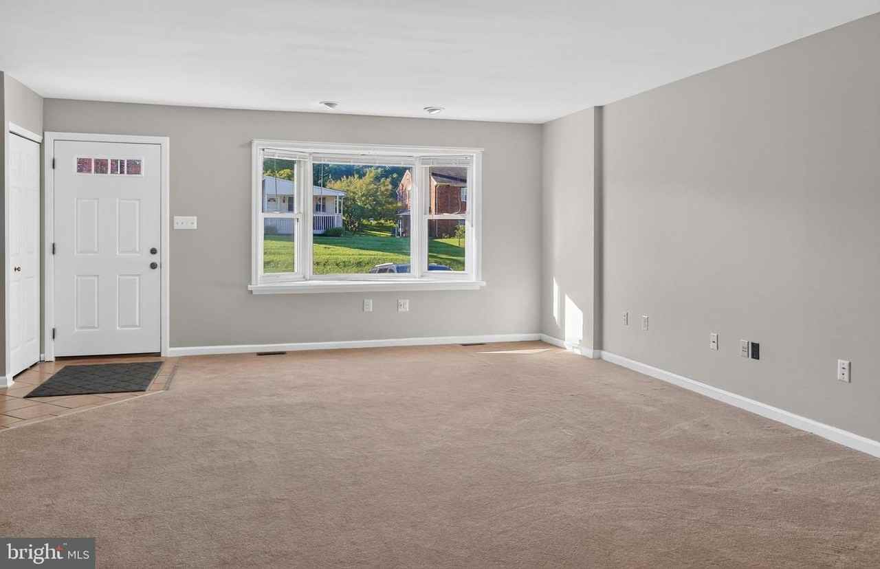 562 Susan Dr - Photo 5 of 40