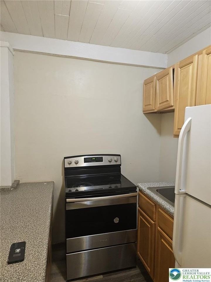 1132 E Susquehanna St #A - Photo 3 of 37