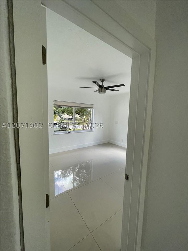 15760 Ne 18th Ct - Photo 2 of 10