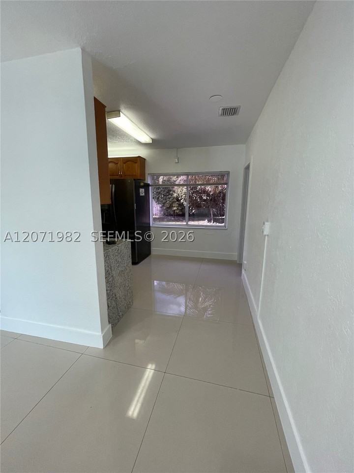 15760 Ne 18th Ct - Photo 4 of 10
