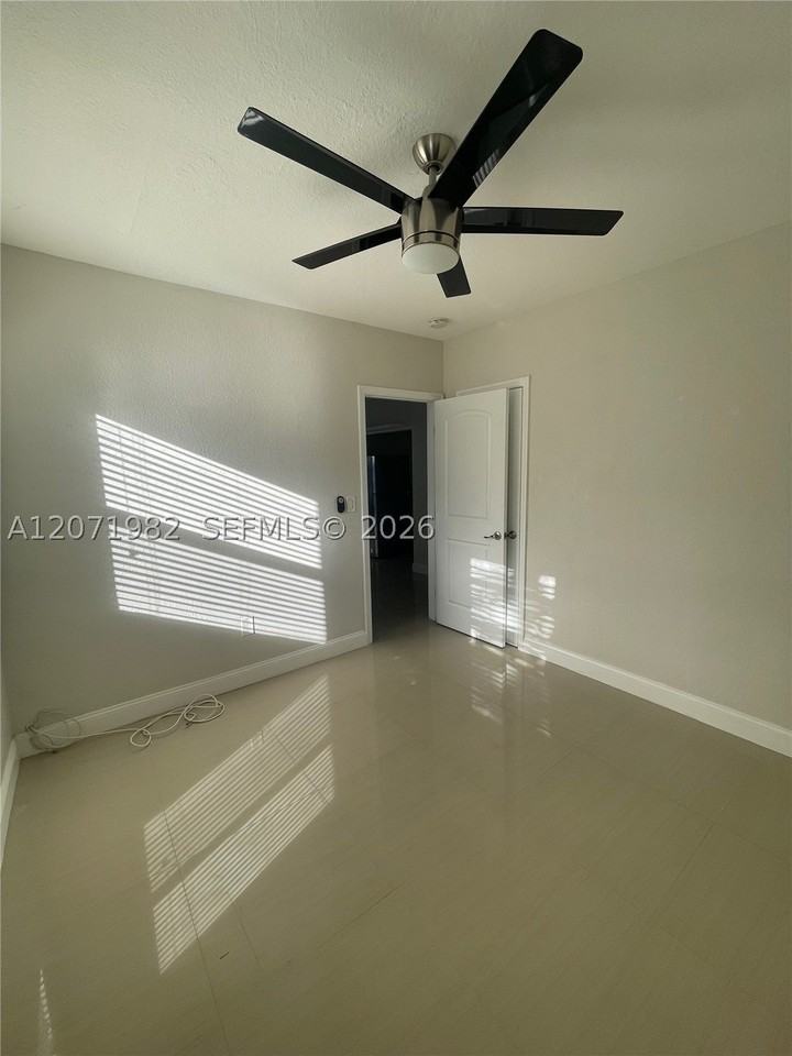 15760 Ne 18th Ct - Photo 7 of 10