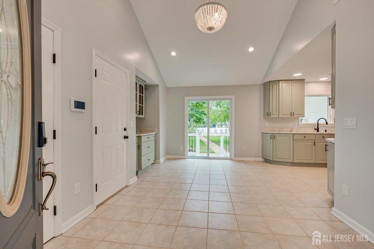 58 Pleasant Valley Rd - Photo 6 of 33