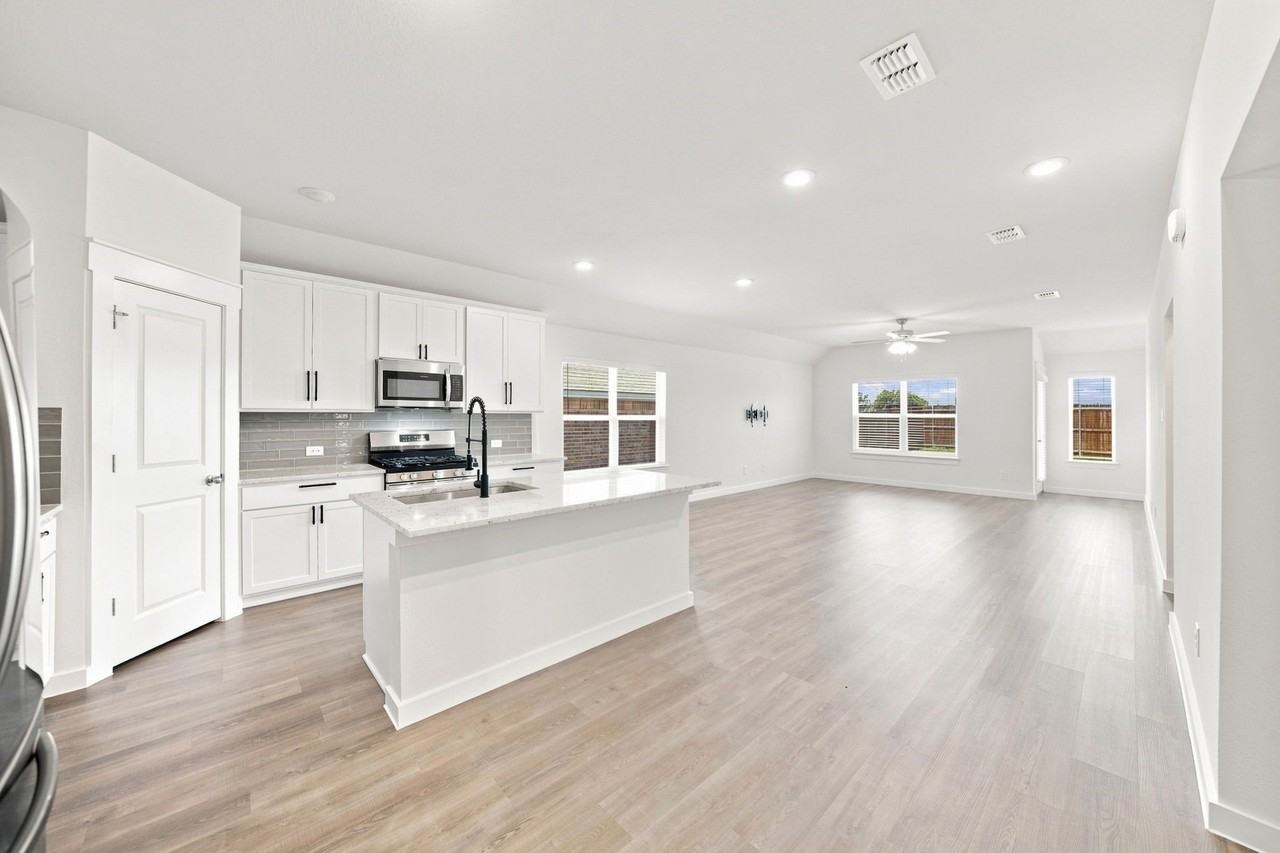 702 Woodford Way - Photo 5 of 23