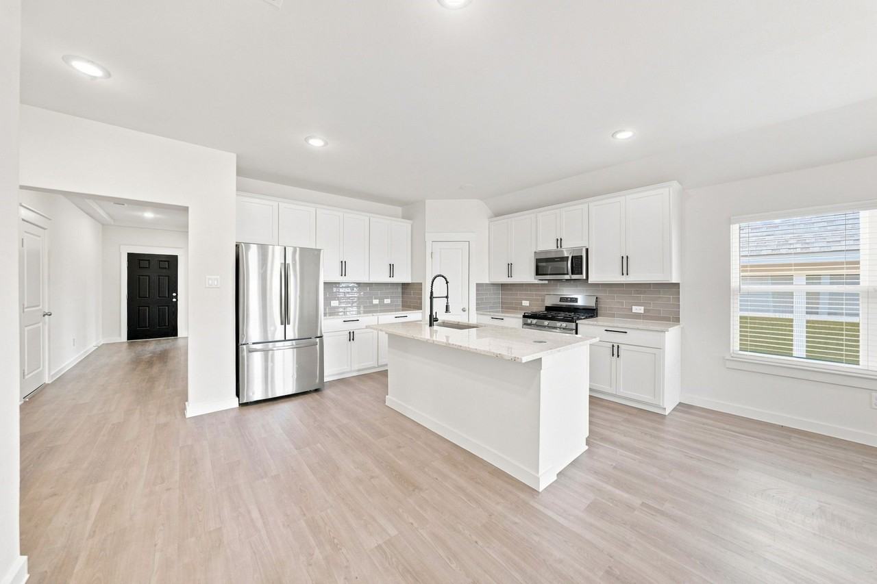 702 Woodford Way - Photo 6 of 23