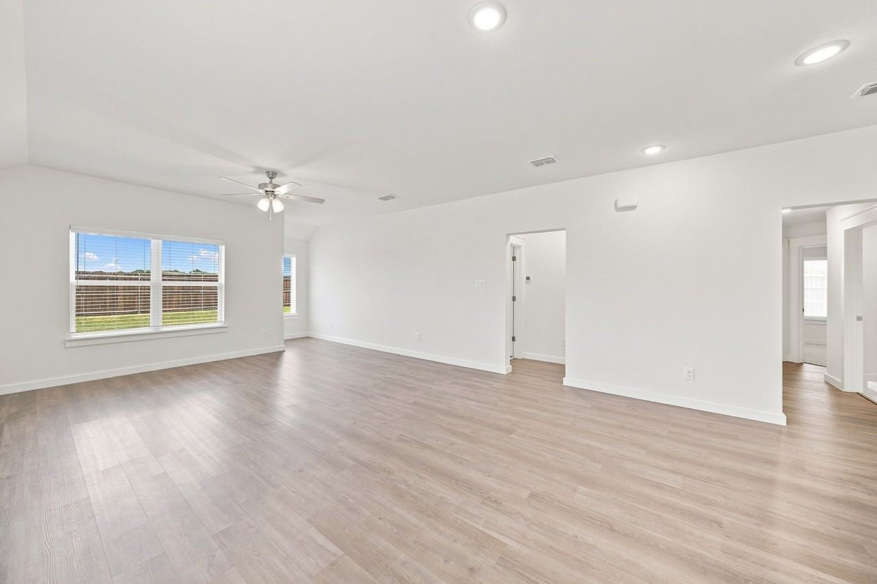 702 Woodford Way - Photo 7 of 23