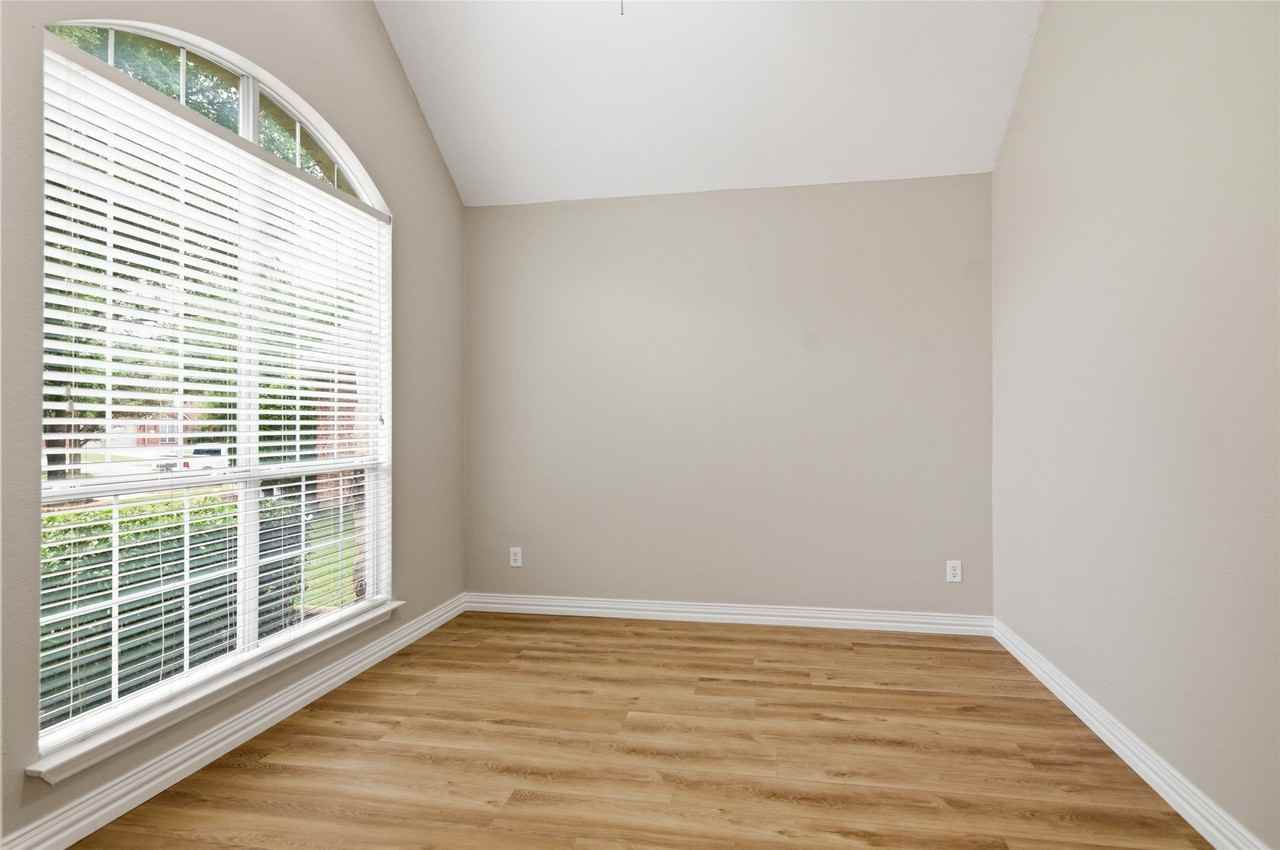 1411 Golf Club Dr - Photo 5 of 40