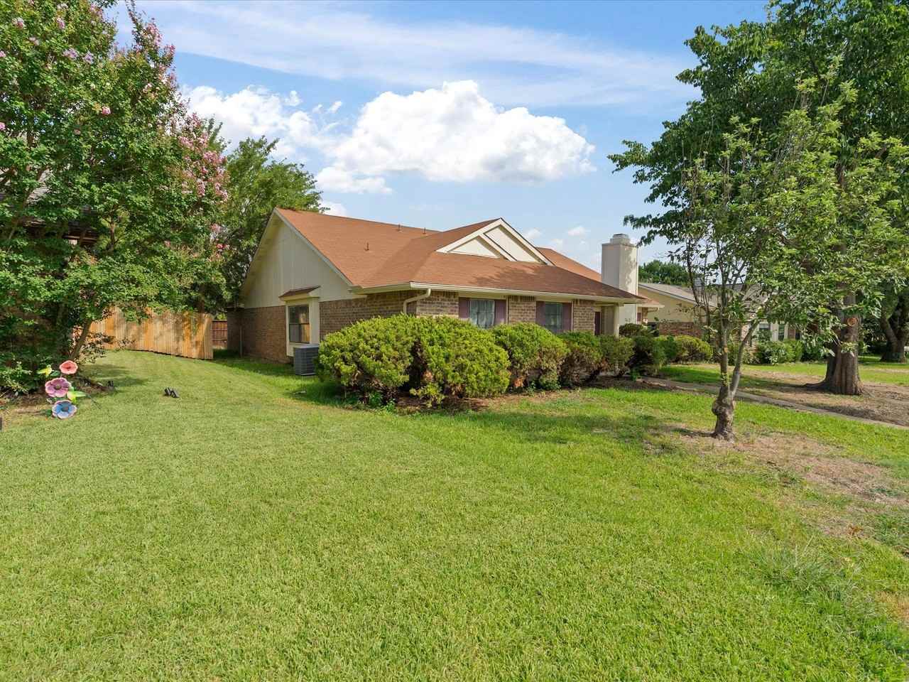 7612 Jerome Dr - Photo 2 of 32