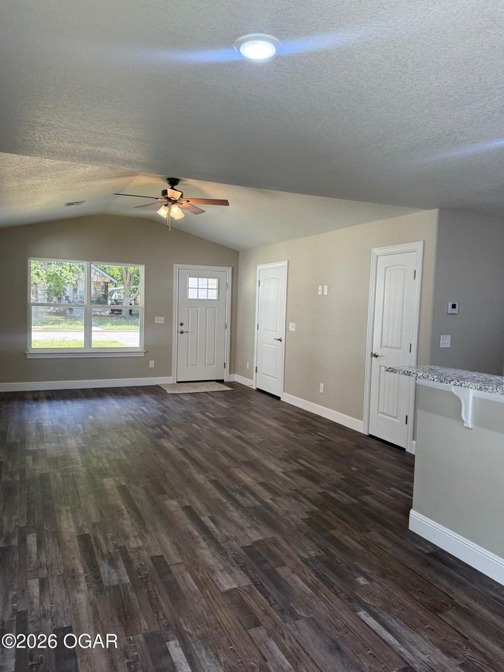 1216 W Austin St - Photo 2 of 17
