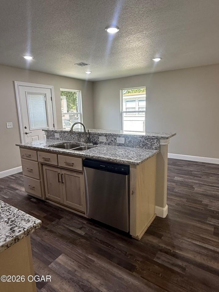 1216 W Austin St - Photo 5 of 17