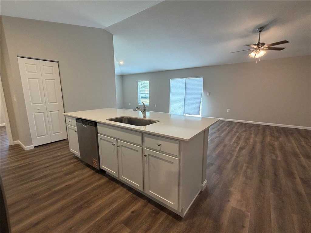 340 Dolphin St Se - Photo 7 of 17